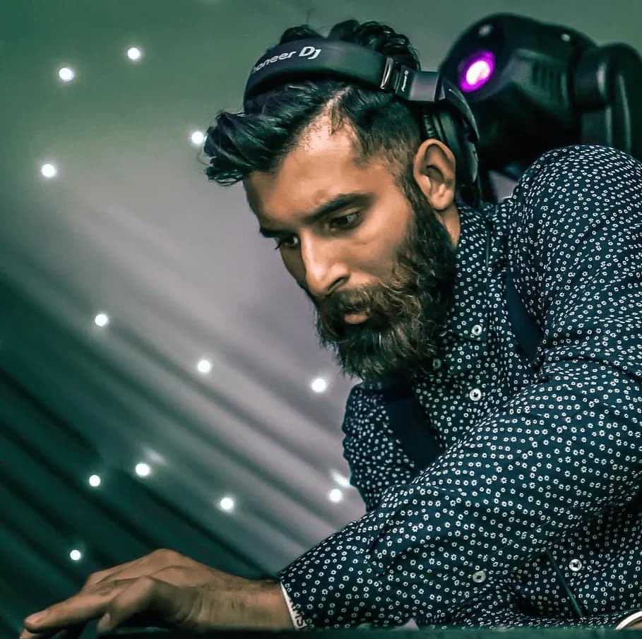 DJ Manny performing live at a Kudos Music wedding