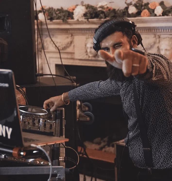 DJ Manny performing live at a Kudos Music wedding