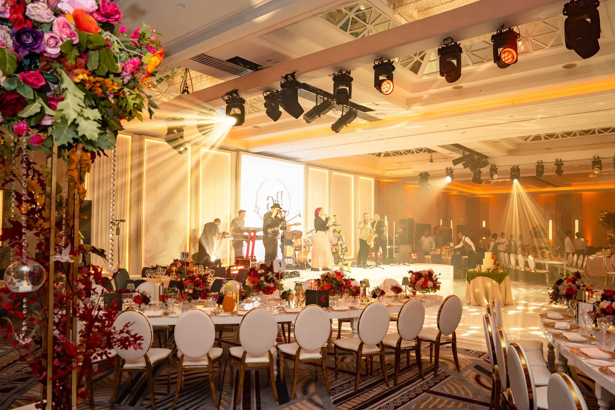 The evening takes shape | Royal Lancaster London | Kudos Music Warm light over the performers and guest tables at Pooja and Gary’s wedding reception.